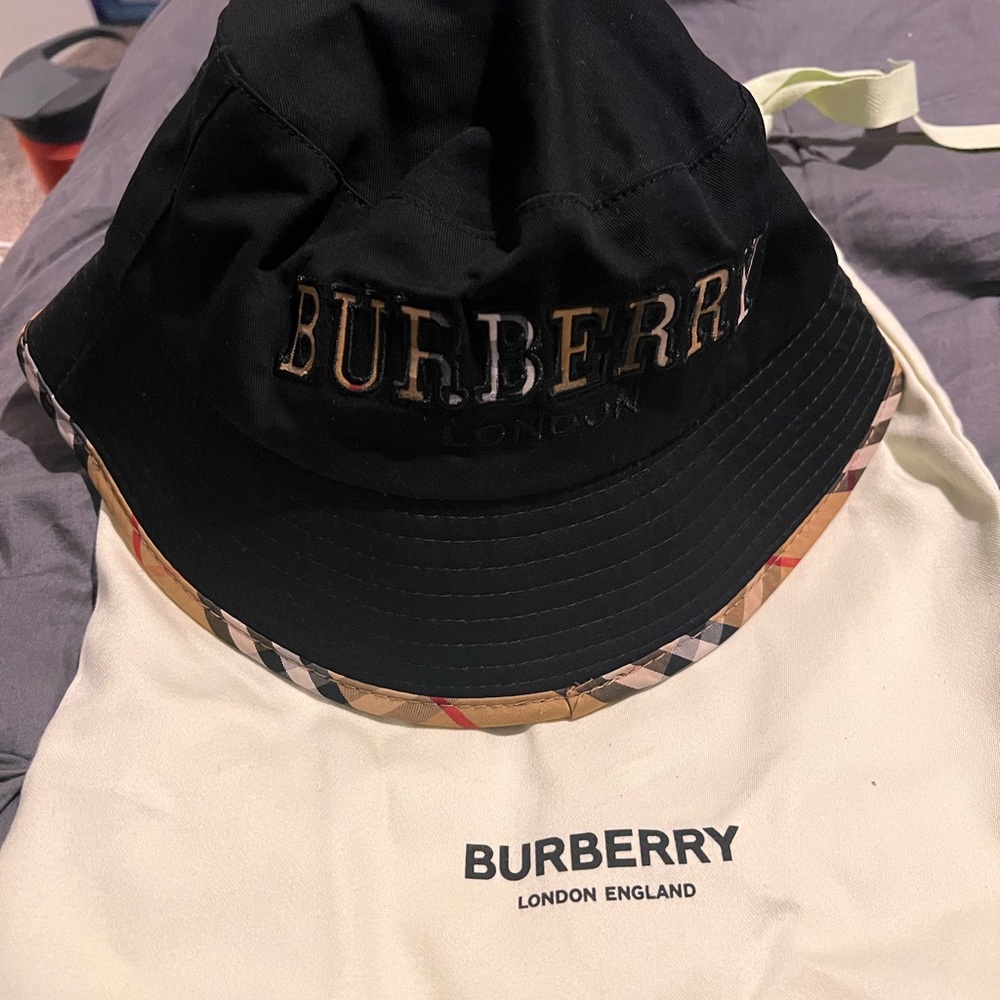 Burberry Bucket Hat  Like New ‼️